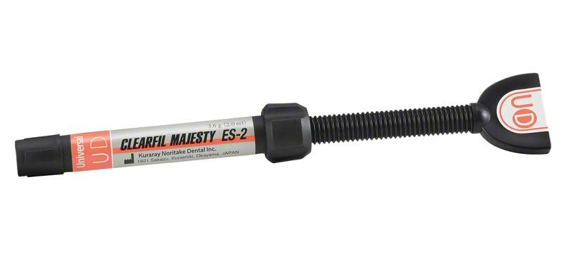 CLEARFIL Majesty™ ES-2 Universal Dark Spritze, 3,6g mit schwarzem Griff und Etikett.