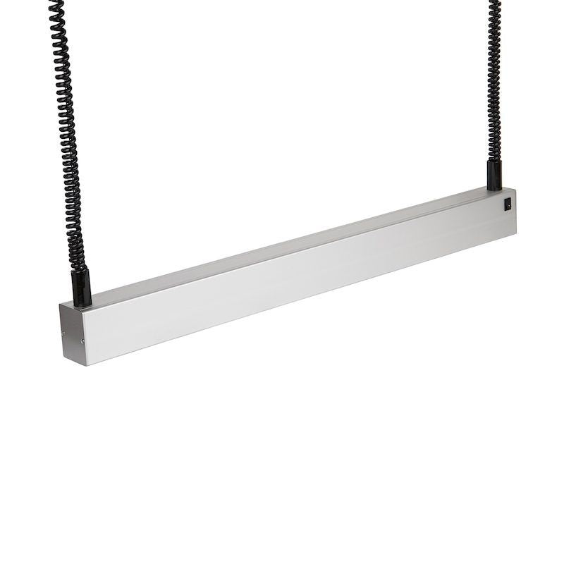 LED Zugpendelleuchte Basic Eco P36 mit rechteckigem Gehäuse und schwarzen Kabeln.