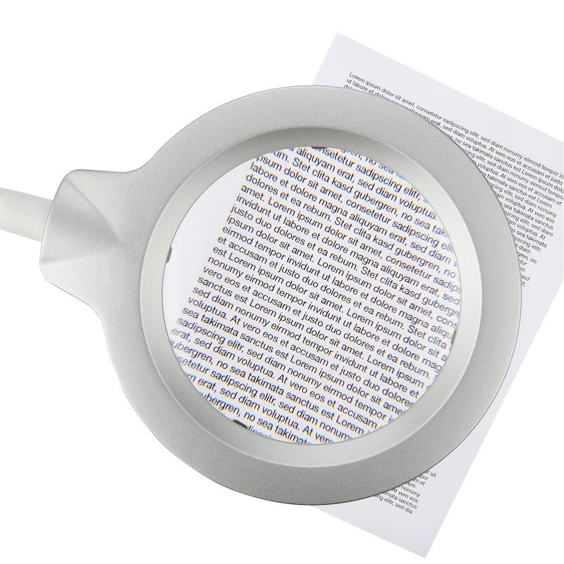 LED-Lupenleuchte mit 5 Dioptrien und Flexarm, vergrößert Text auf Papier.