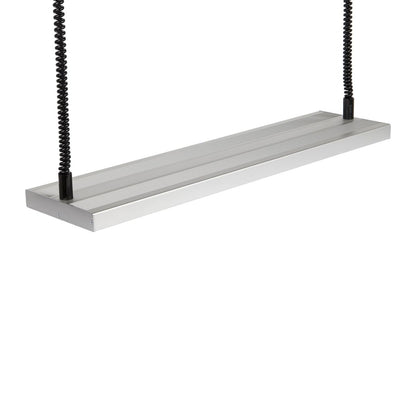 Rechteckige LED Pendelleuchte Special Line P72 mit zwei schwarzen Aufhängungen.
