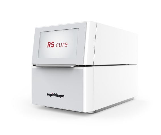 Medizinisches Gerät RS Cure mit seitlicher Ansicht und Touchscreen-Display.