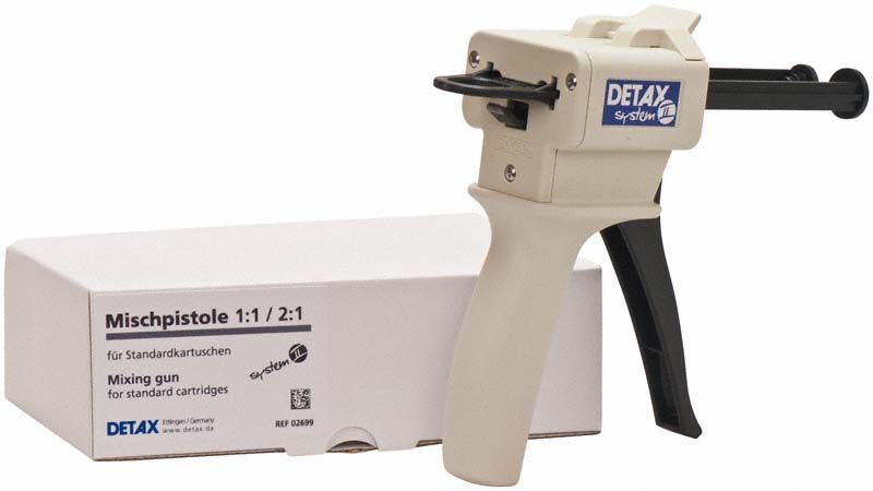 Mischpistole Automix 2 von DETAX neben Verpackung für Standardkartuschen.