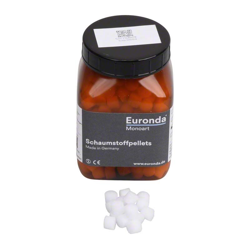 Braune Kunststoffdose mit Monoart Schaumstoffpellets, 8mm, und lose Pellets davor.