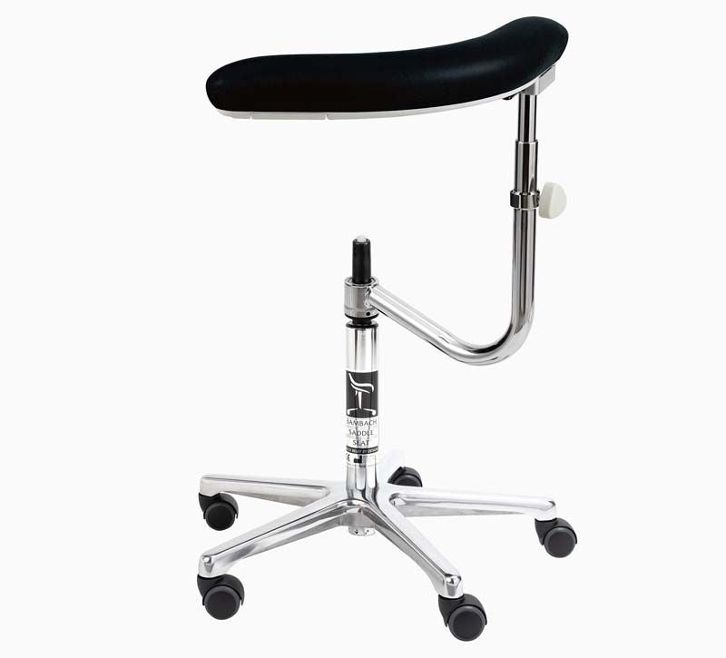 Schwarze Bambach® Armlehne Smart rechts montiert auf einem verchromten Stuhlgestell mit Rollen.