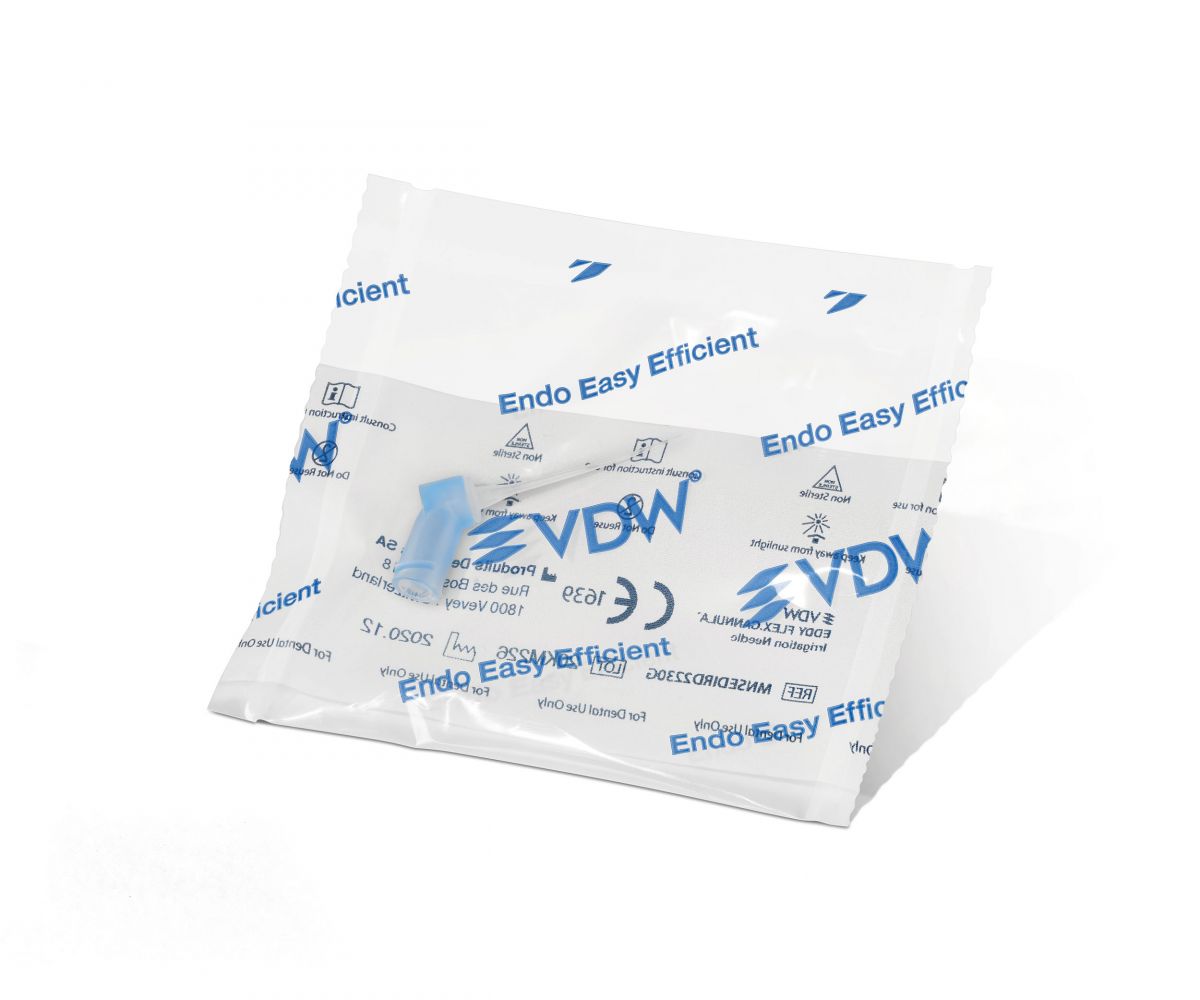Transparente Einzelverpackung der EDDY FLEX.CANNULA™ Spülkanüle mit blauer Beschriftung.