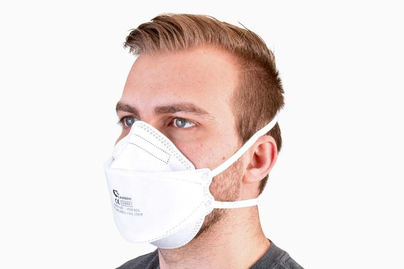 Mann mit Miramask® FFP3 Atemschutzmaske, seitliche Ansicht, CE-Kennzeichnung sichtbar.