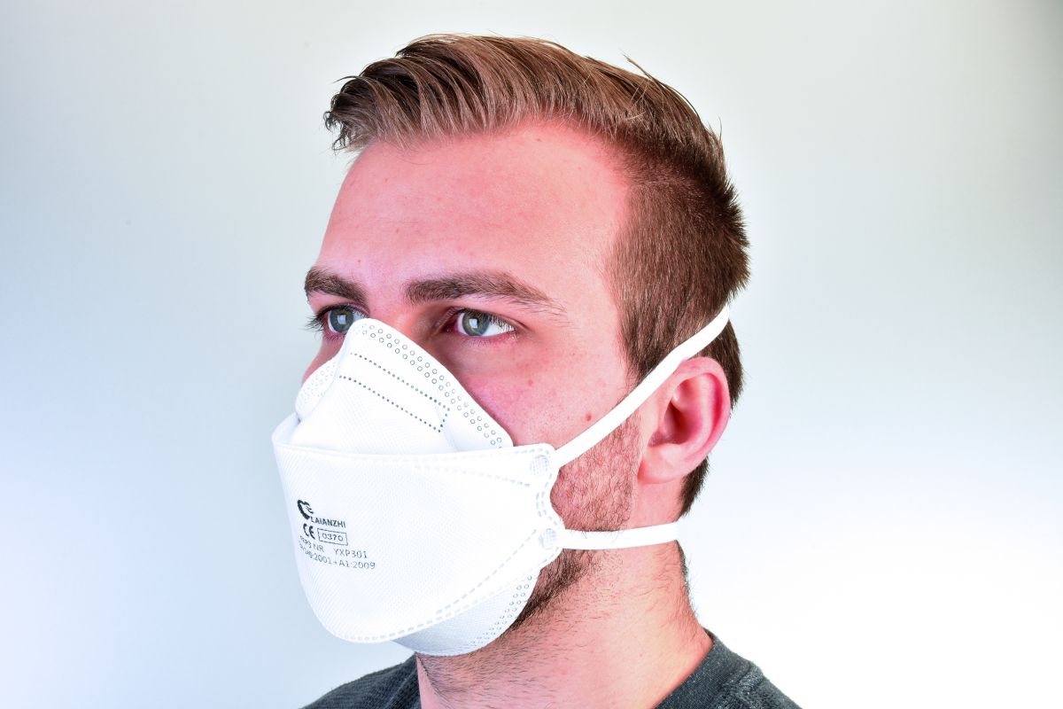 Mann trägt Miramask® FFP3 Atemschutzmaske mit sichtbarer CE-Kennzeichnung von vorne.