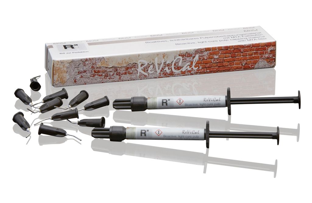 ReViCal® MTA Pulp Capping Spritzen mit Verpackung und Applikatorkappen.
