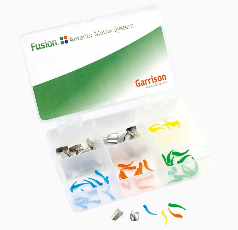 Fusion™ Anterior Frontzahnmatrizen System Minikit mit Edelstahlmatrizen und farbigen Streifen.
