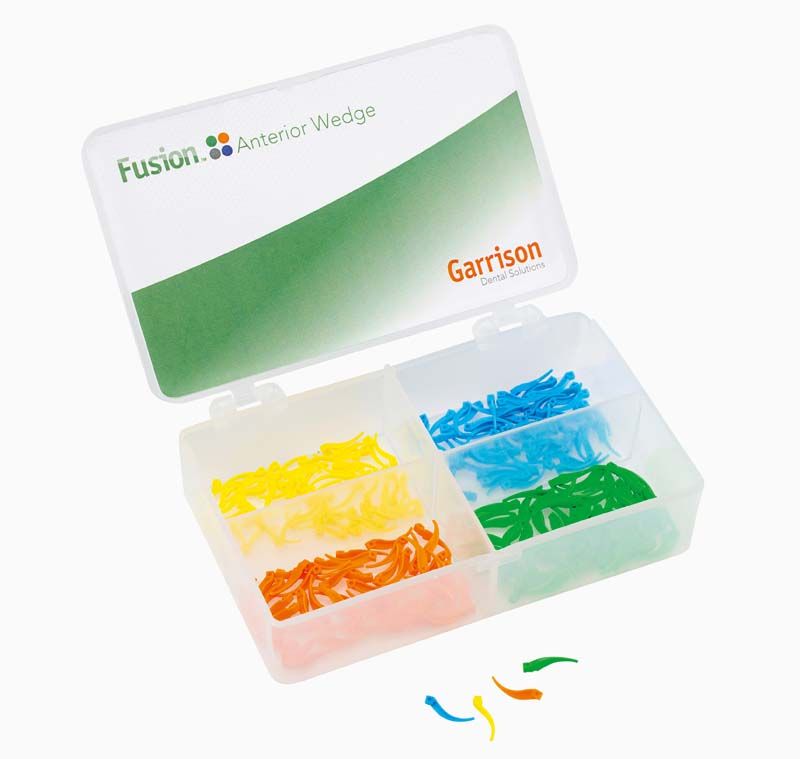 Fusion™ Anterior Keile Kit mit farbigen Interdentalkeilen in Kunststoffbox.