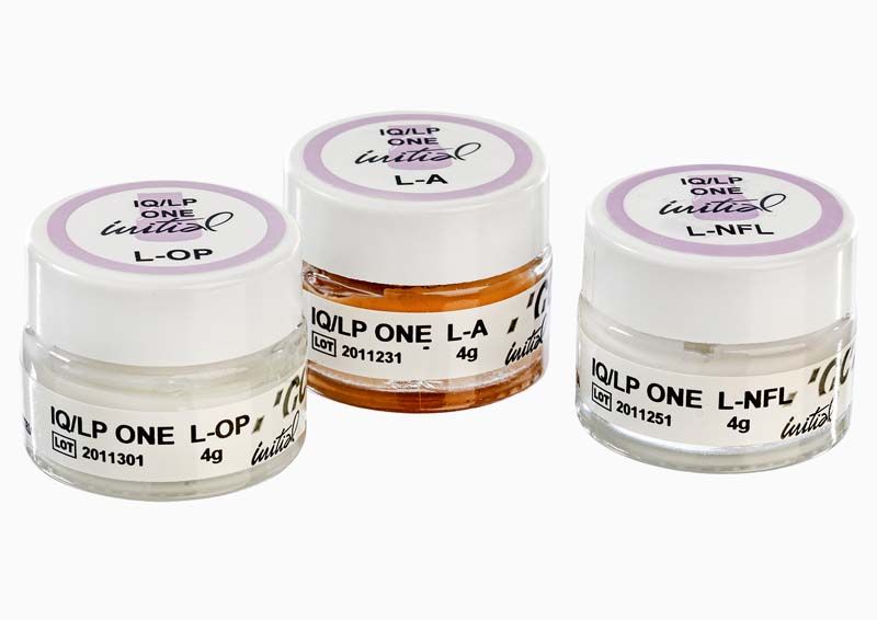 GC Initial IQ Lustre Paste ONE, drei Gläser mit Farbpasten in Weiß und Orange.