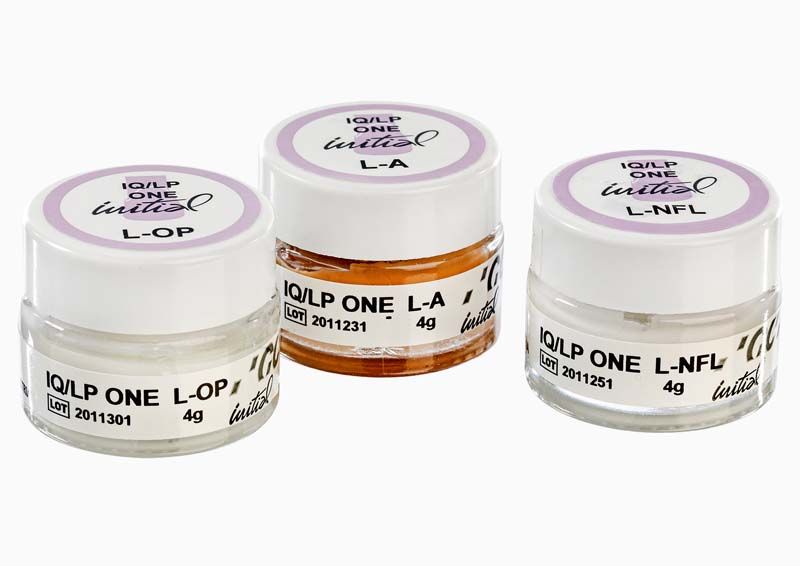 Drei Tiegel GC Initial IQ Lustre Paste ONE in verschiedenen Farbtönen.
