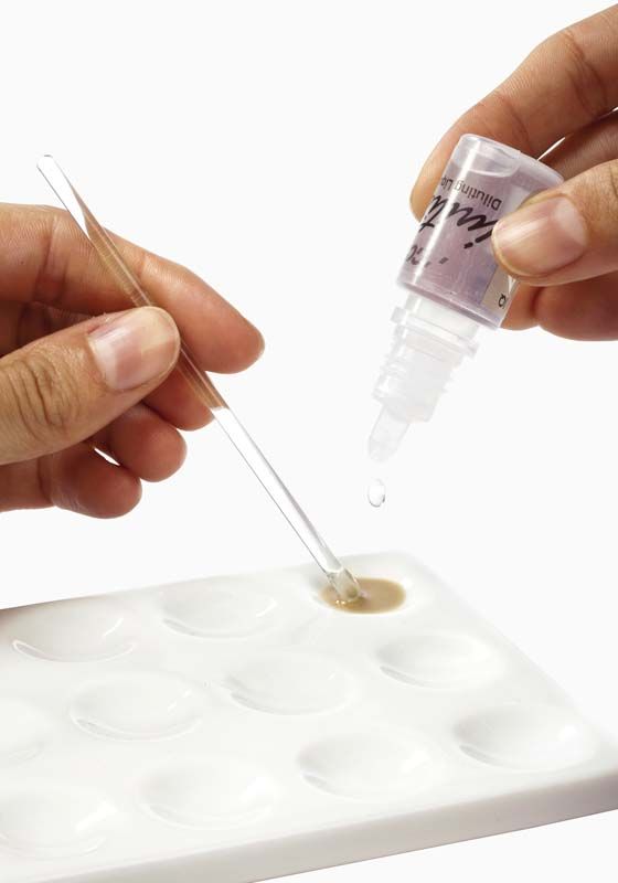 Diluting Liquid von GC Initial IQ LP ONE/NF wird in Pipette getropft.