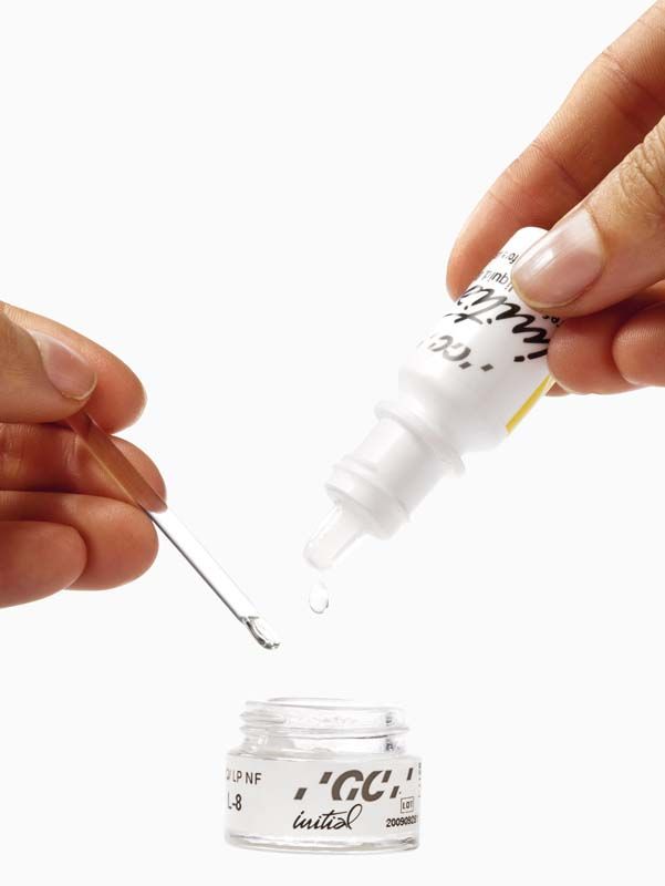 GC Initial IQ LP ONE/NF Refresh Liquid in Pipette über Flasche gehalten.