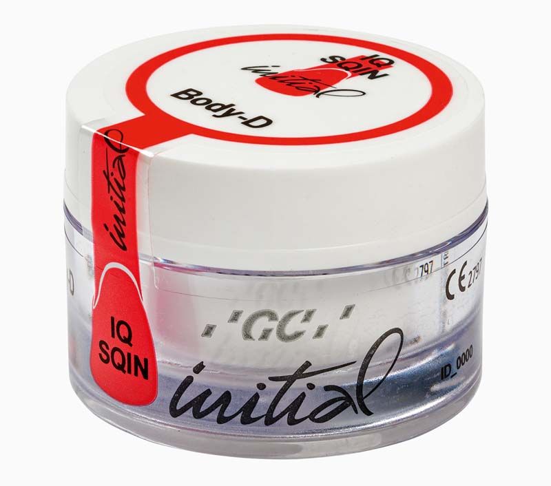 GC Initial IQ SQIN Pulver Dentin Body-D in transparenter Dose mit rotem Deckel.