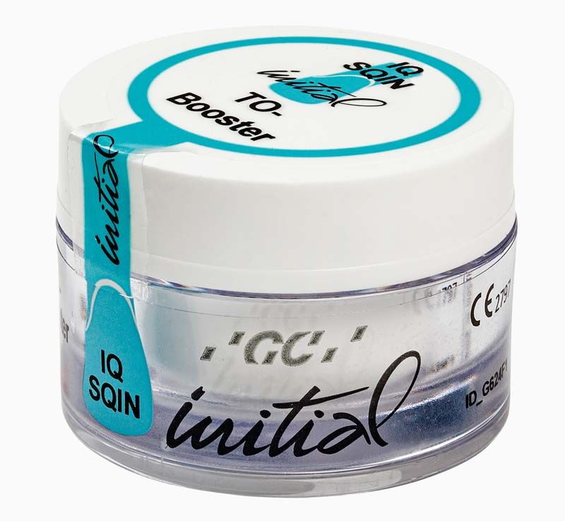 Transparenter Tiegel mit GC Initial IQ SQIN Powder TO-Booster Aufschrift.