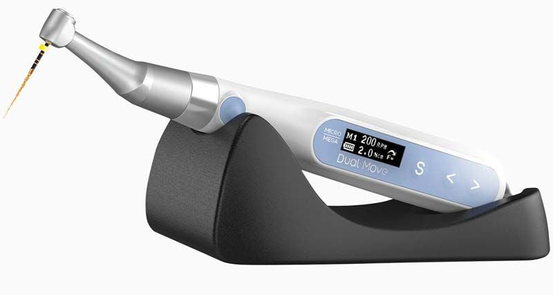 Kabelloses Dual Move Endo Motor auf Ladestation mit LED-Anzeige.