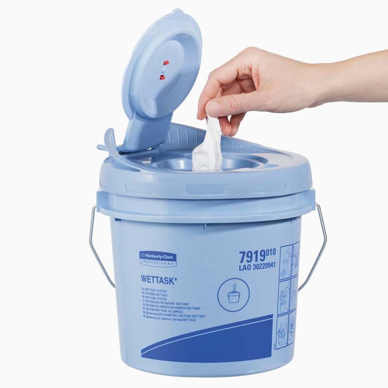 Hand zieht WypAll® Wettask™ Wischtuch aus blauer Spenderbox.