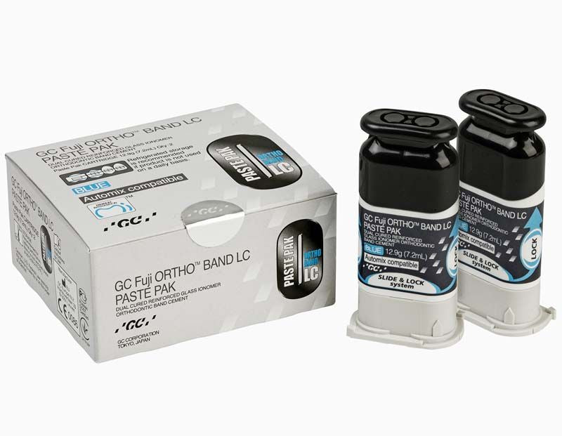 Zwei Tuben Fuji ORTHO BAND LC Paste PAK neben der Produktverpackung.