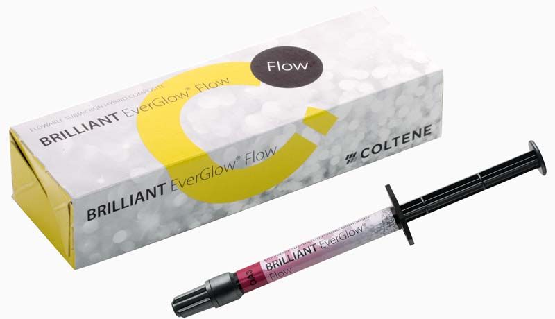 BRILLIANT EverGlow™ Flow OA3 Universalkomposit-Spritze vor Produktverpackung.