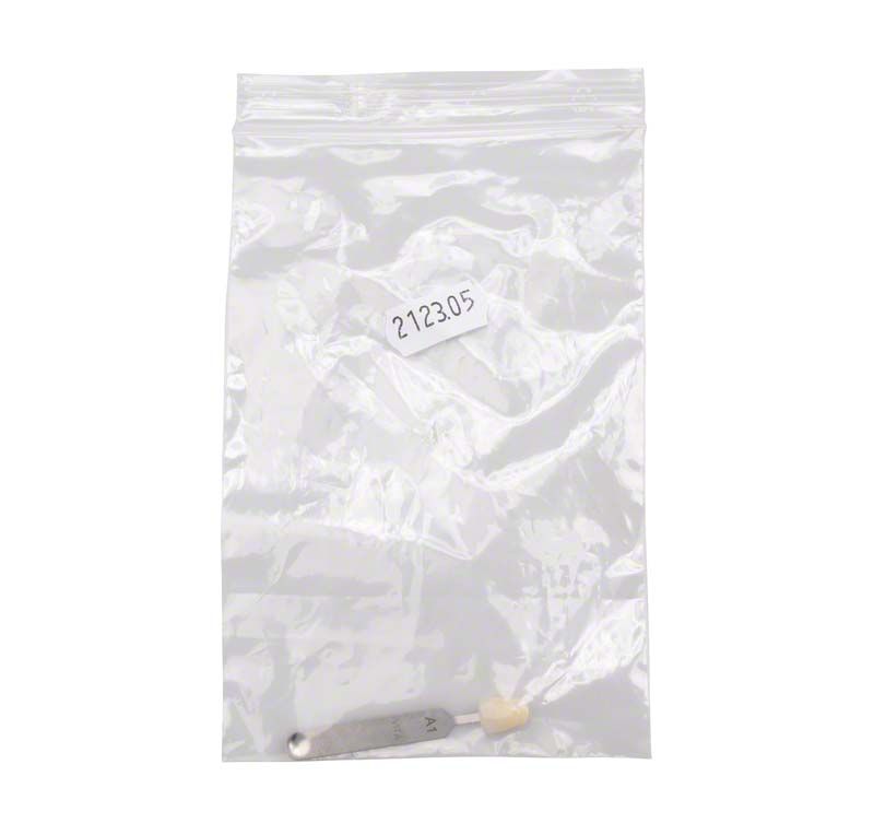 VITA Farbmusterstäbchen A1 in transparenter Verpackung mit Artikelnummer.