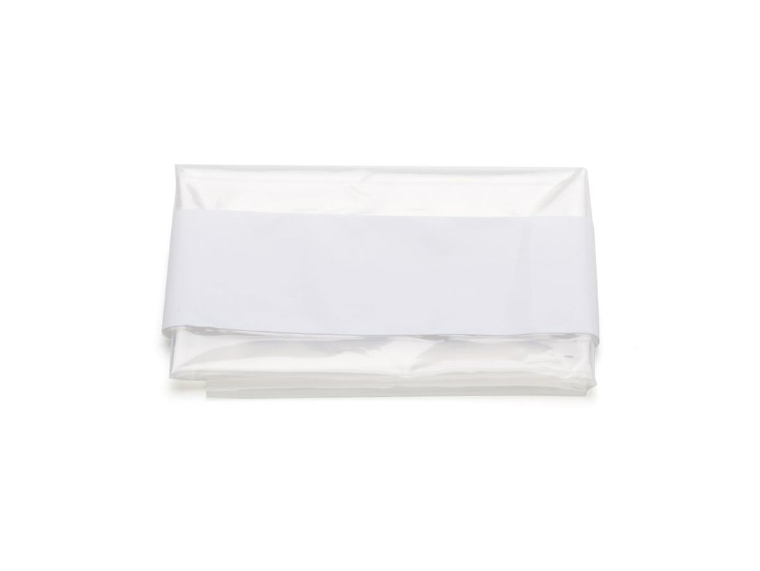 Transparente Abdeckfolie mit Klebeleiste, gefaltet auf weißem Hintergrund.