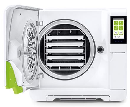 Offener Lisa Remote Plus 17 ioDent® Autoklav mit sterilisierten Tabletts im Inneren.