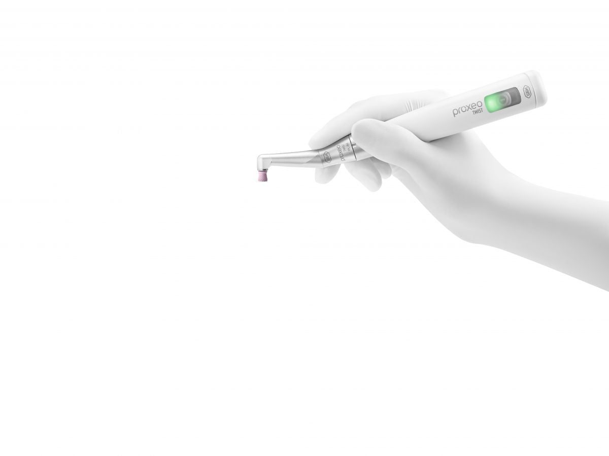 Proxeo Twist Cordless Set mit Screw-In Aufsatz in Hand gehalten.