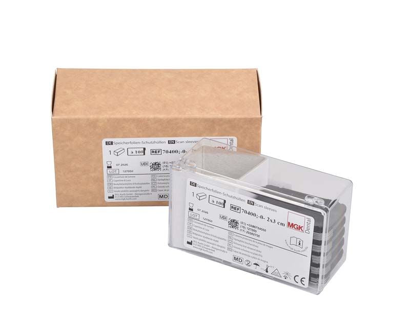 Speicherfolien-Schutzhüllen in transparenter Box neben brauner Verpackung.