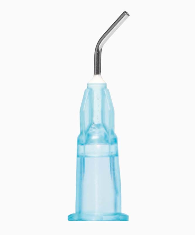 Dünne Einwegkanüle mit blauer Aufdrehhilfe für atraumatische Applikation.