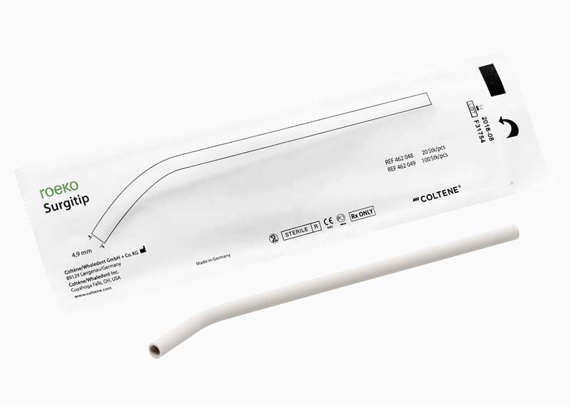 ROEKO Surgitip Absaugkanüle vor Verpackung mit Coltene-Logo.