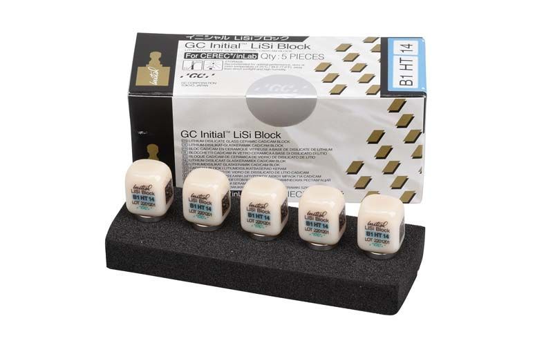 GC Initial™ LiSi Block CEREC 14 HT B1 in Verpackung mit fünf Keramikblöcken.