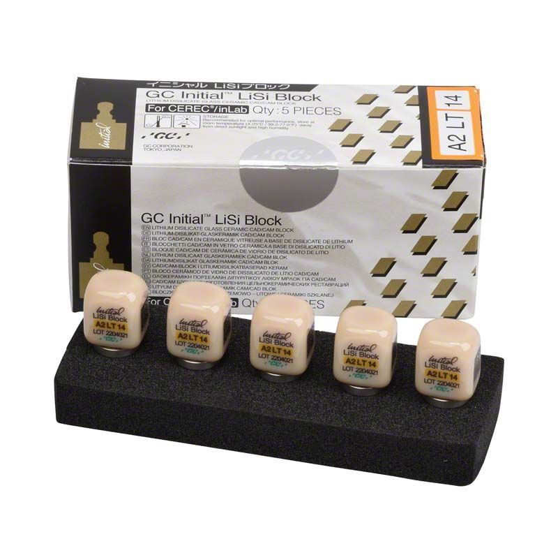 Initial™ LiSi Block CEREC 14 LT A2 in Verpackung mit fünf Blöcken auf schwarzem Schaumstoff.