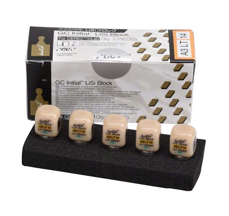 Initial™ LiSi Block CEREC 14 LT A3 mit Verpackung und fünf Blöcken auf Halterung.