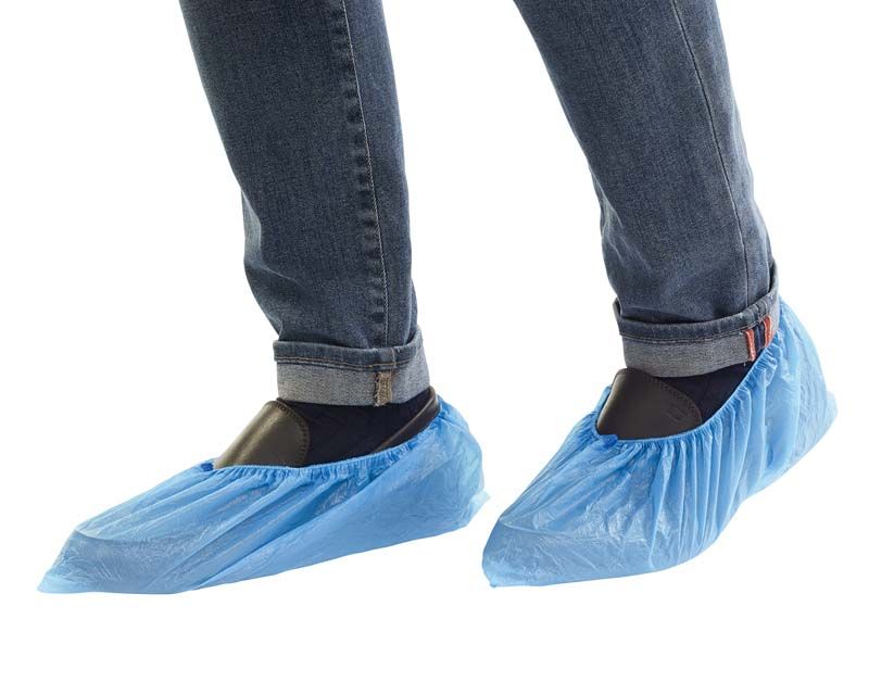 Hellblaue wasserfeste Kunststoff-Überschuhe mit Gummizug an Schuhen getragen.