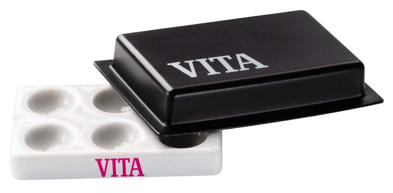 Weiße Porzellan-Anmischplatte mit schwarzem Deckel und VITA-Logo.