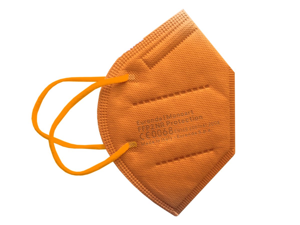 Monoart FFP2 NR Atemschutzmaske in Orange mit weichen Ohrbändern.