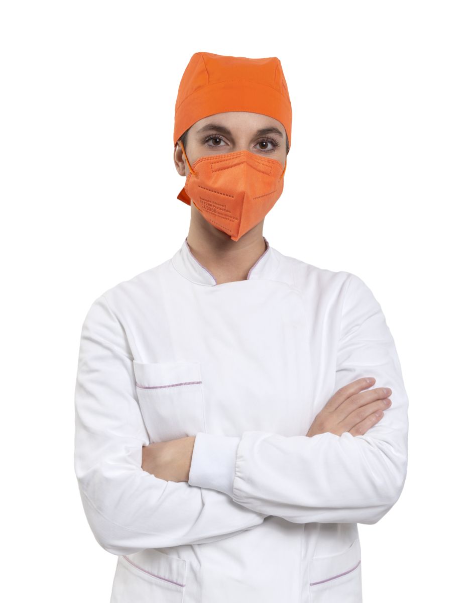 Monoart FFP2 NR Atemschutzmaske in Orange, getragen von einer Person in weißem Kittel.