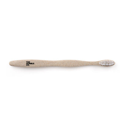 Humble Brush Maisstärkezahnbürste mit ergonomischem Griff und weißen Borsten.