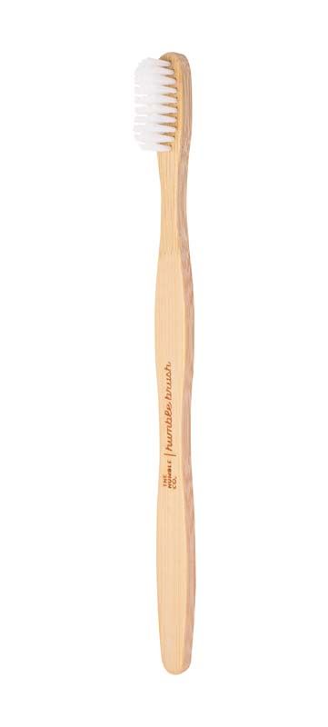 Humble Brush Zahnbürste für Erwachsene mit flachem, weißem, weichem Bürstenkopf.