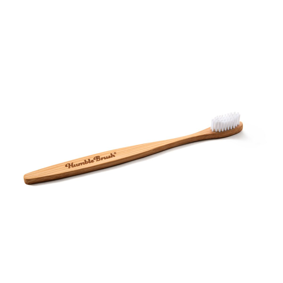 Humble Brush Zahnbürste für Erwachsene mit Bambusgriff und weißen, weichen Borsten.