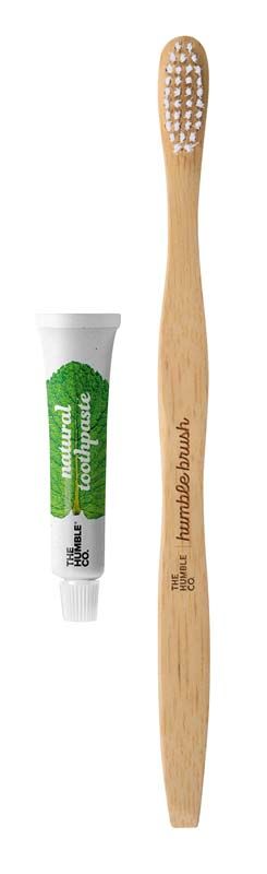 Bambuszahnbürste und Zahnpastatube von Humble Brush, flach soft weiß.