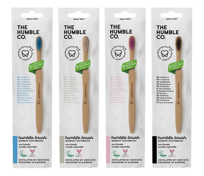 Vier Humble Brush Zahnbürsten in umweltfreundlicher Verpackung mit weichen Borsten.