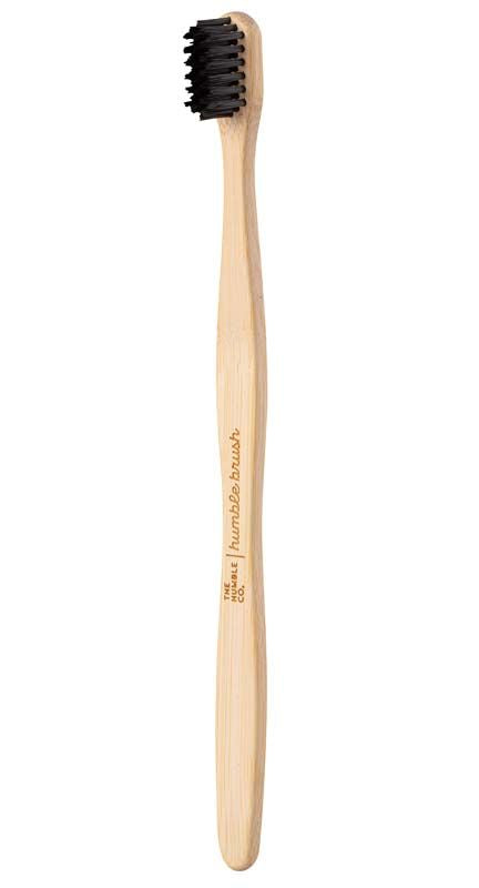 Schwarze Humble Brush Zahnbürste für Erwachsene mit Bambusgriff.