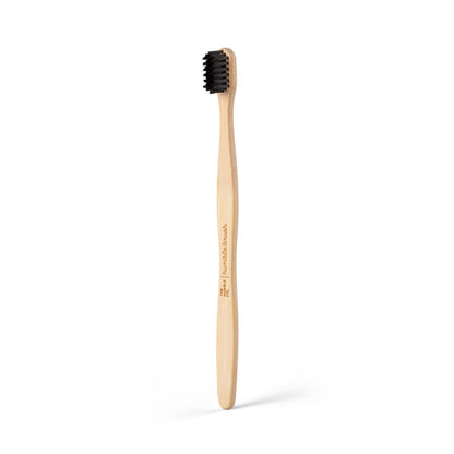 Schwarze Humble Brush Zahnbürste mit Bambusgriff, Gesamtansicht auf weißem Hintergrund.