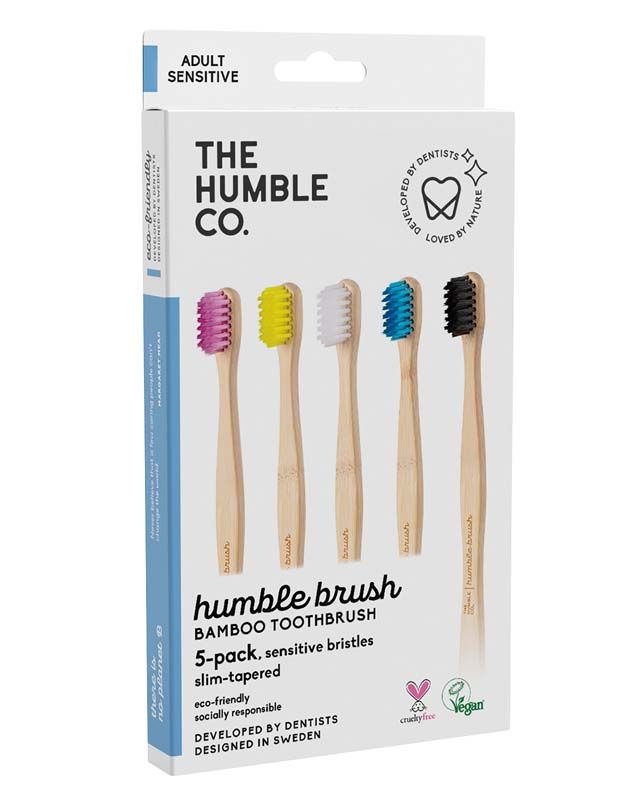 Verpackung der Humble Brush Zahnbürsten mit bunten weichen Borsten und Bambusgriff.