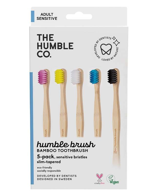 Verpackung der Humble Brush Zahnbürsten mit fünf bunten Borsten und Bambusgriffen.