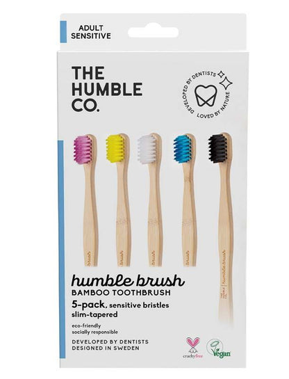 Verpackung der Humble Brush Zahnbürsten mit fünf bunten Borsten und Bambusgriffen.