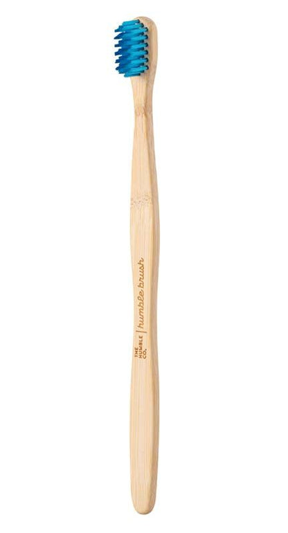 Zahnbürste aus Bambus mit blauen Borsten, Modell "Humble Brush Erwachsene senstive blau".