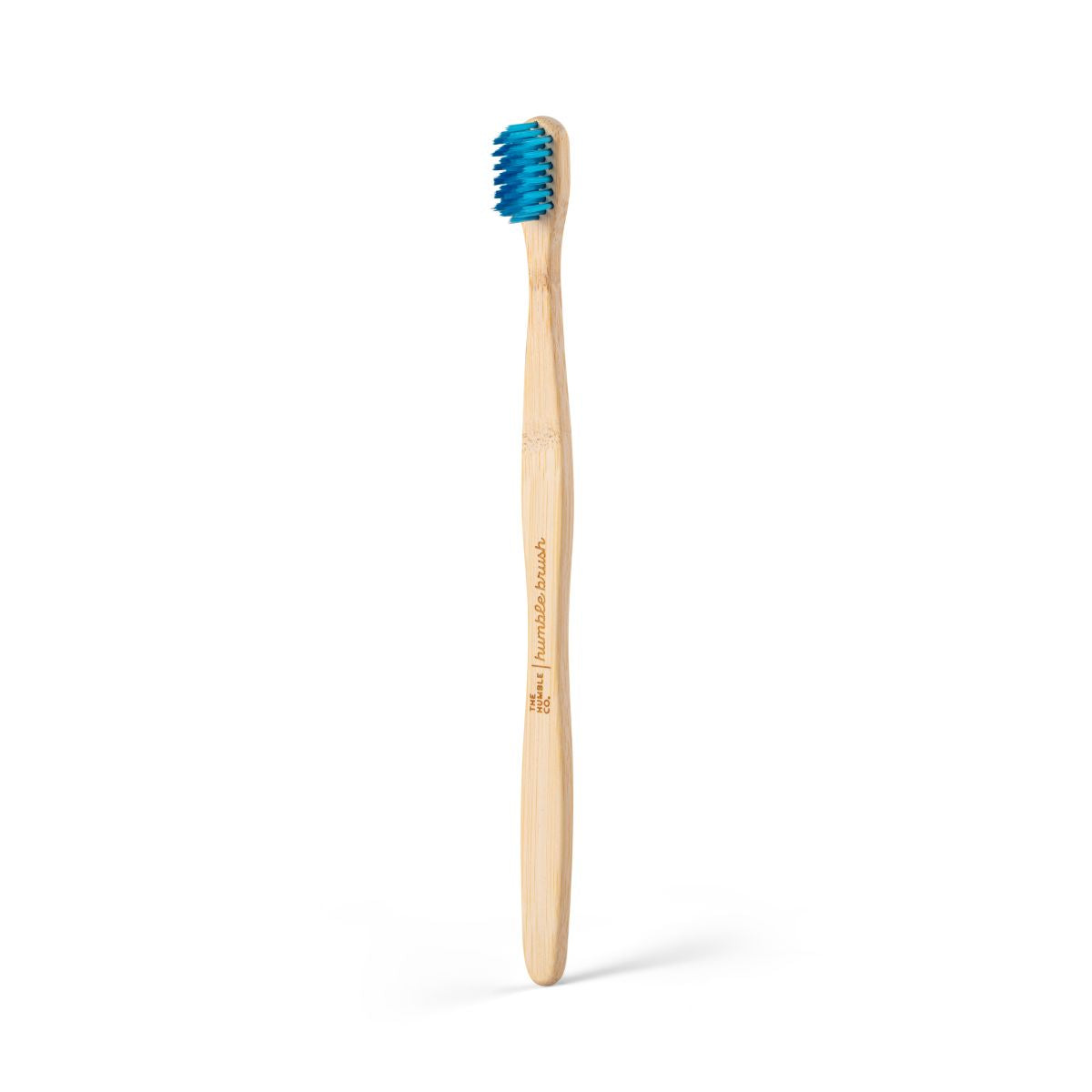 Zahnbürste aus Bambus mit blauen, weichen Borsten in der Seitenansicht.